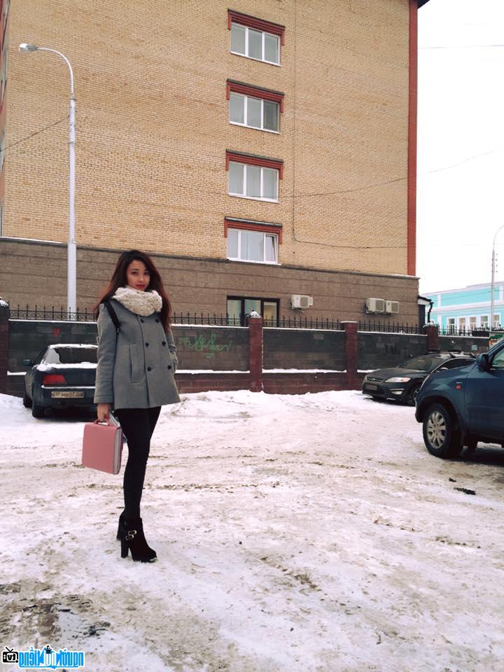 Hot girl Vũ Hoàng Yến tạo dáng trong băng tuyết nước Nga