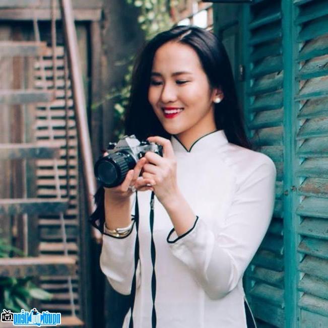 Hot girl Ha Anh Nhi posing for the camera
