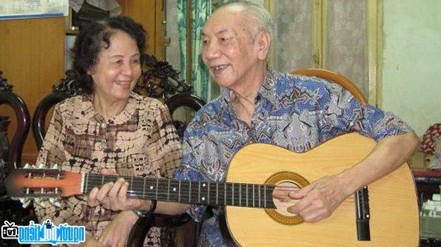  Photo of musician Hoang Giac with his wife