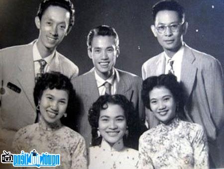  Composer Pham Dinh Chuong (in the middle of the back row) with his wife- Singer Khanh Ngoc (top right row)
