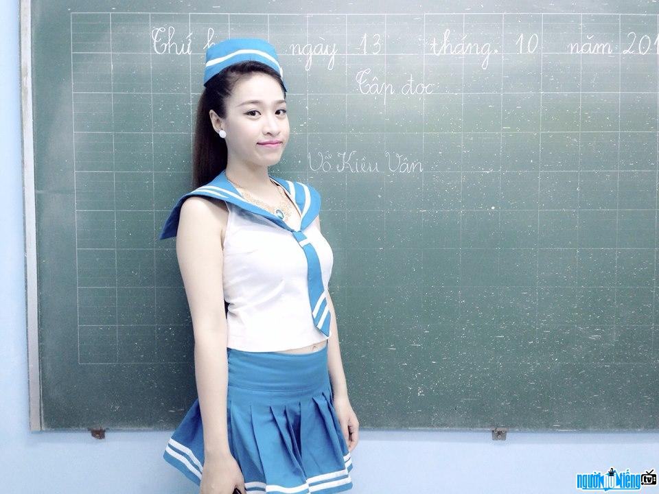 Female singer Vo Kieu Van transforms into a young and sexy teacher