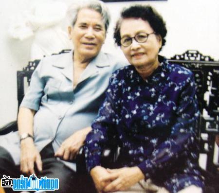  the image of the musician Tran Hoan and his wife