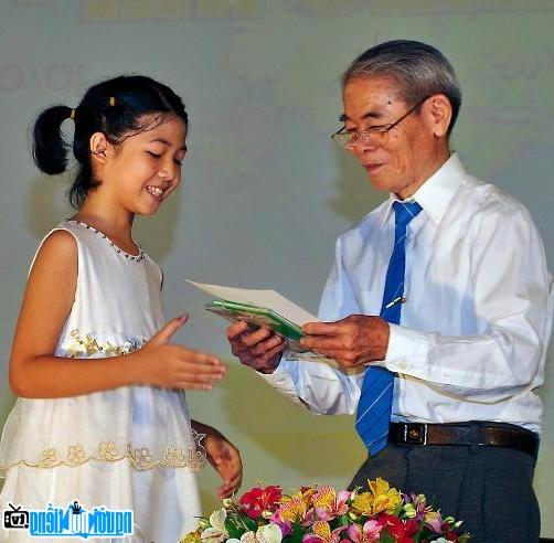  Writer Thy Ngoc interacting with children Go Vap Children's House