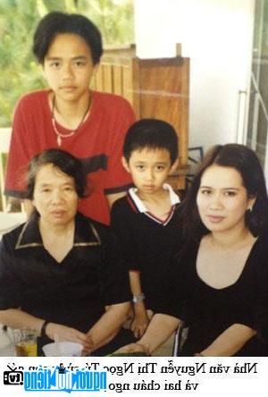  Writer Nguyen Thi Ngoc Tu with her daughter - Writer Nguyen Thi Thu Hue and two grandchildren