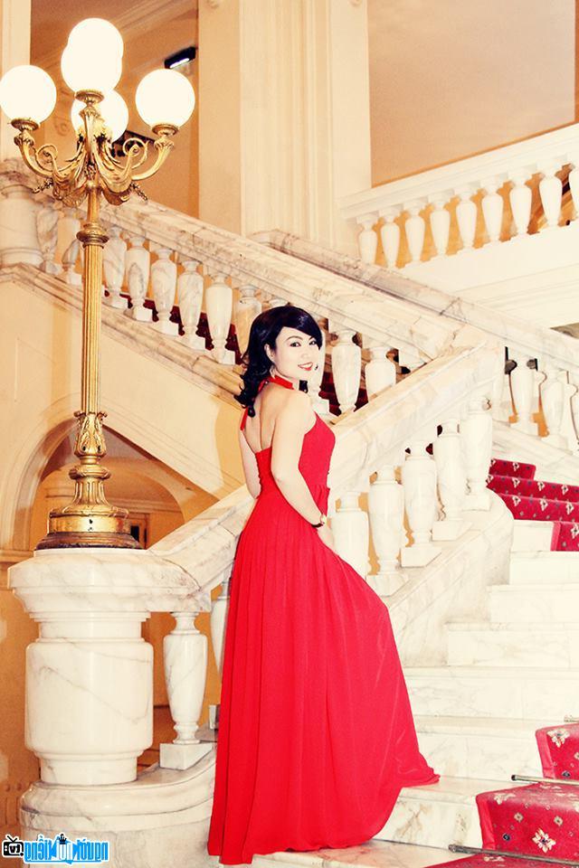  Writer Di Li is luxurious and seductive with a red evening dress
