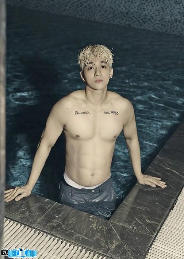  Picture of Model Nguyen Phuc Vinh Cuong showing off his body in a swimming pool