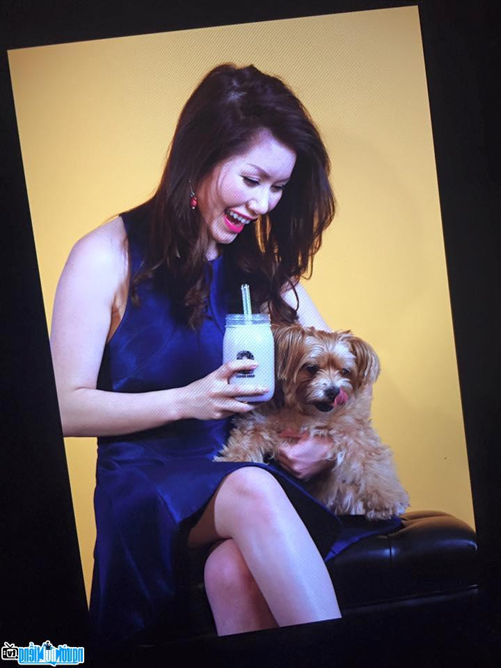 Businessman Thuy Tien is happy in a picture with a pet