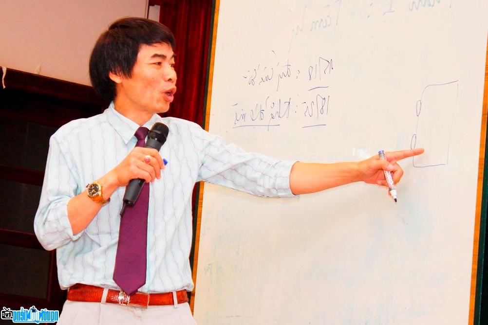 Diễn giả Lê Thẩm Dương trong một buổi thuyết trình