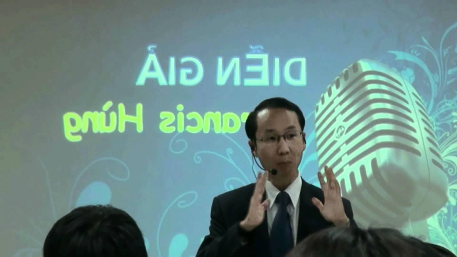 Diễn giả Francis Hùng trong một buổi diễn thuyết