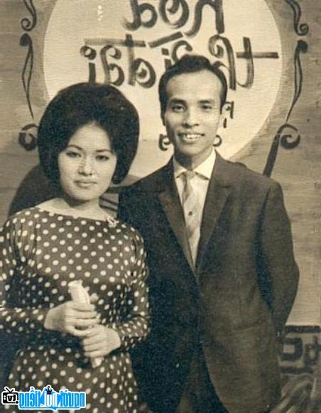 Young image of musician Nguyen Huu Thiet and his wife - Singer Ngoc Cam