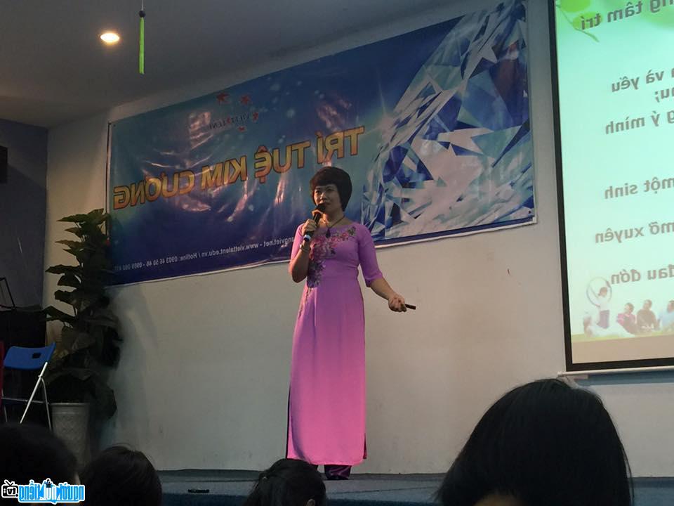  Bui Thu Hien giving a presentation