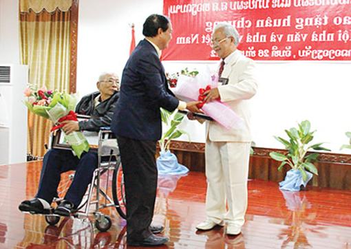  Writer Tran Cong Tan received the Labor Medal