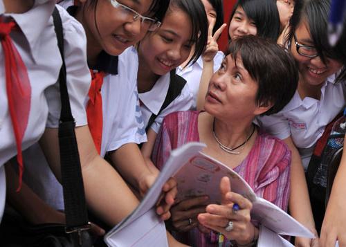 Image of Director Viet Linh with primary school students