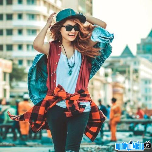 Image of young female singer Vicky Nhung walking on the street 