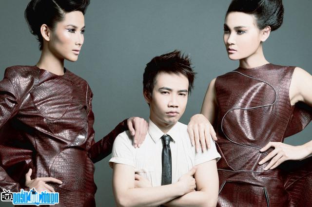  Designer Huy Tran with models