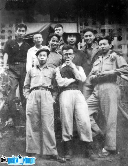 Poet Tham Tam with comrades of the General Department of Politics Propaganda Department