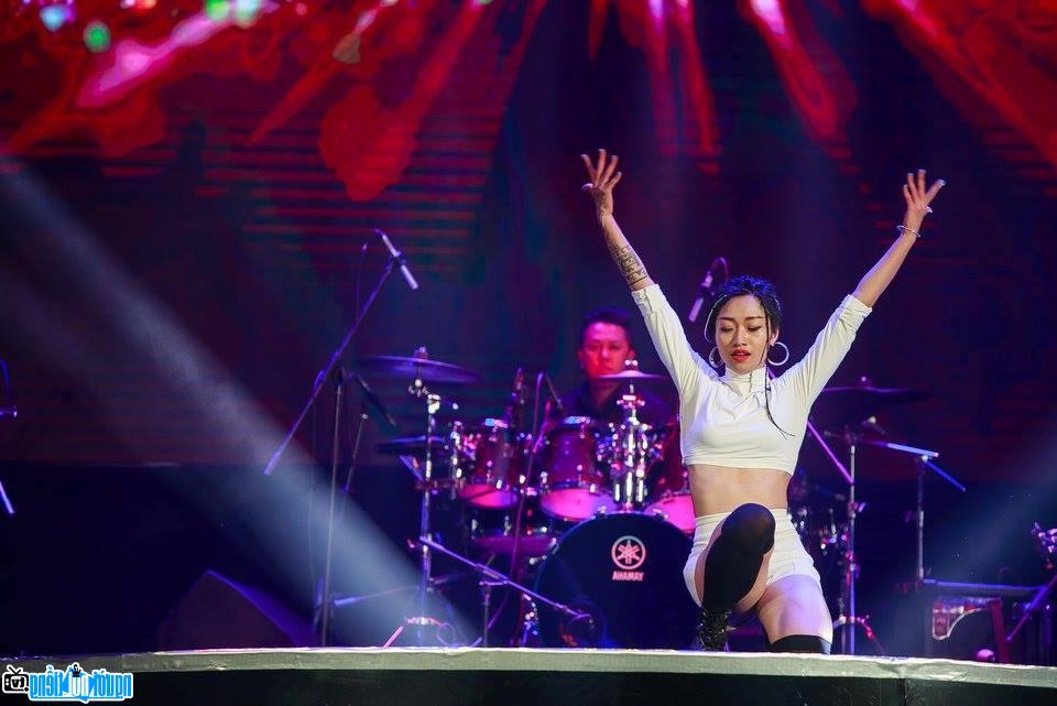 A portrait image of Dancer Mai Tinh Vi on stage