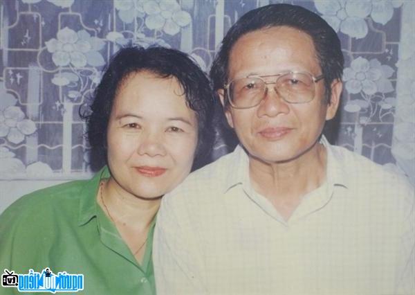 A picture of actor Duc Luu taking pictures with her husband - Professor -Dr. Tran Ha Phuong