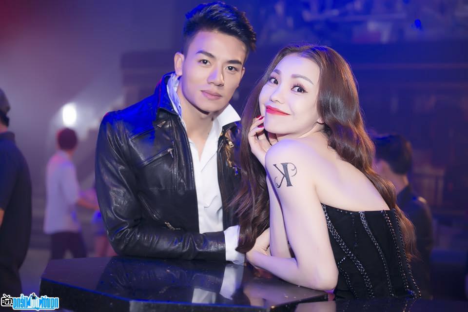  Model Tra Ngoc Hang with her co-star