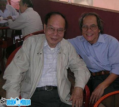 Nhà văn Đoàn Minh Tuấn (bên phải) và nhà văn Trần Thanh Đạm