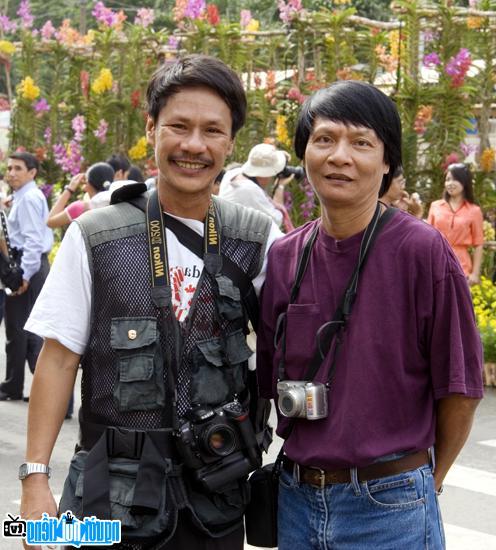Writer Doan Thach Bien (left) with the pleasure of taking pictures