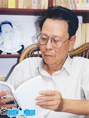 Latest pictures of contemporary writer Nguyen Khai