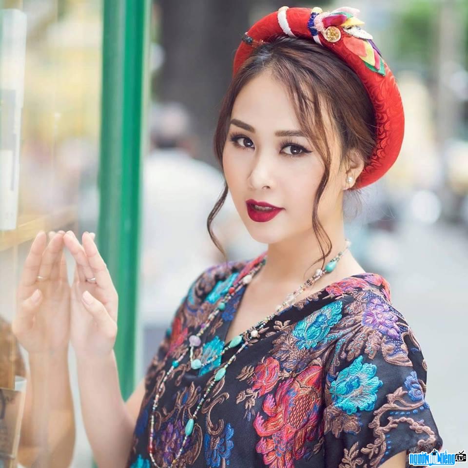 Hình ảnh nữ ca sĩ Hà Thúy Anh đẹp một cách ma mị