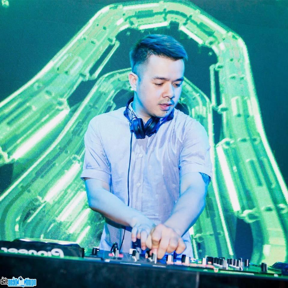 Hình ảnh DJ Mike Hào trong đêm diễn nhạc tại Bar