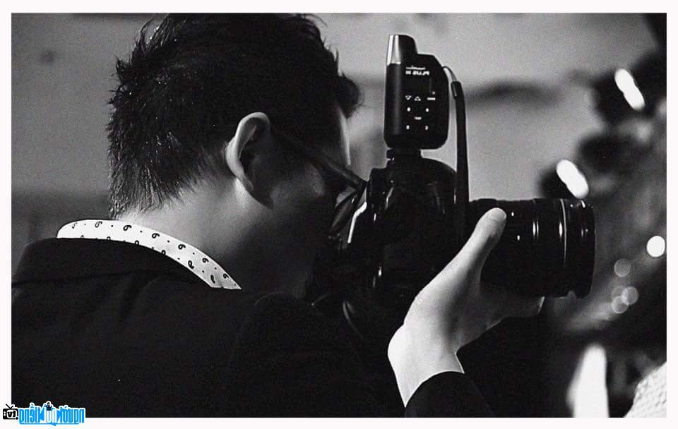 A portrait image of Photographer Samuel Hoang 