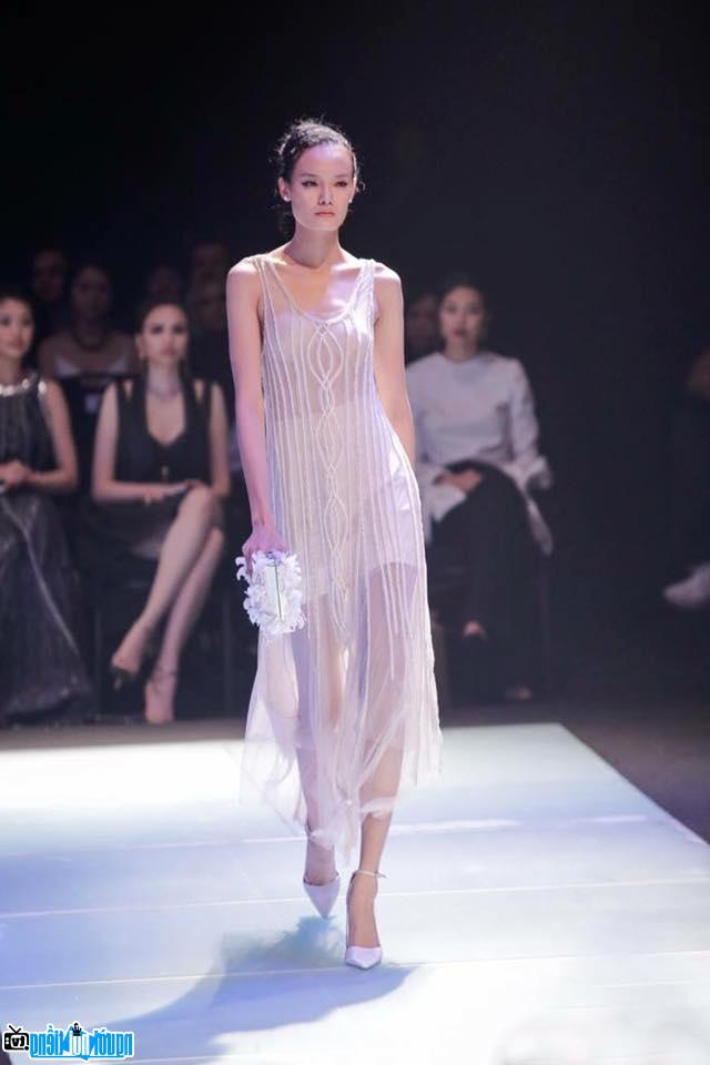  An image on the catwalk of Model Le Thanh Thao