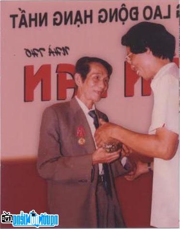  Poet Yen Lan received the First Class Labor Medal