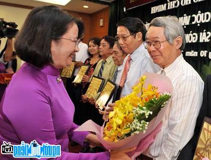 Nhà thơ Dương Trọng Dật nhận giải thưởng văn bia Sài Gòn 2014