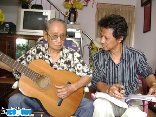  Musician Chau Ky with singer Che Linh