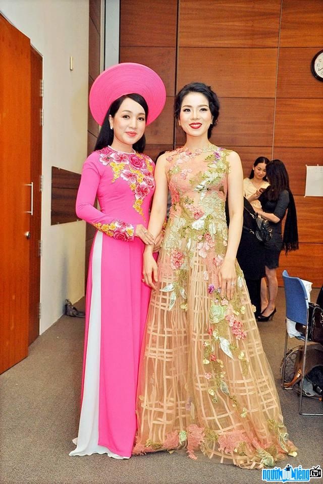 A photo of singer Ha Van and female singer Le Quyen