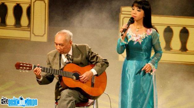 Nhạc sĩ Hoàng Giác và nữ ca sĩ Ánh Tuyết trong chương trình Ký ức thời gian năm 2005