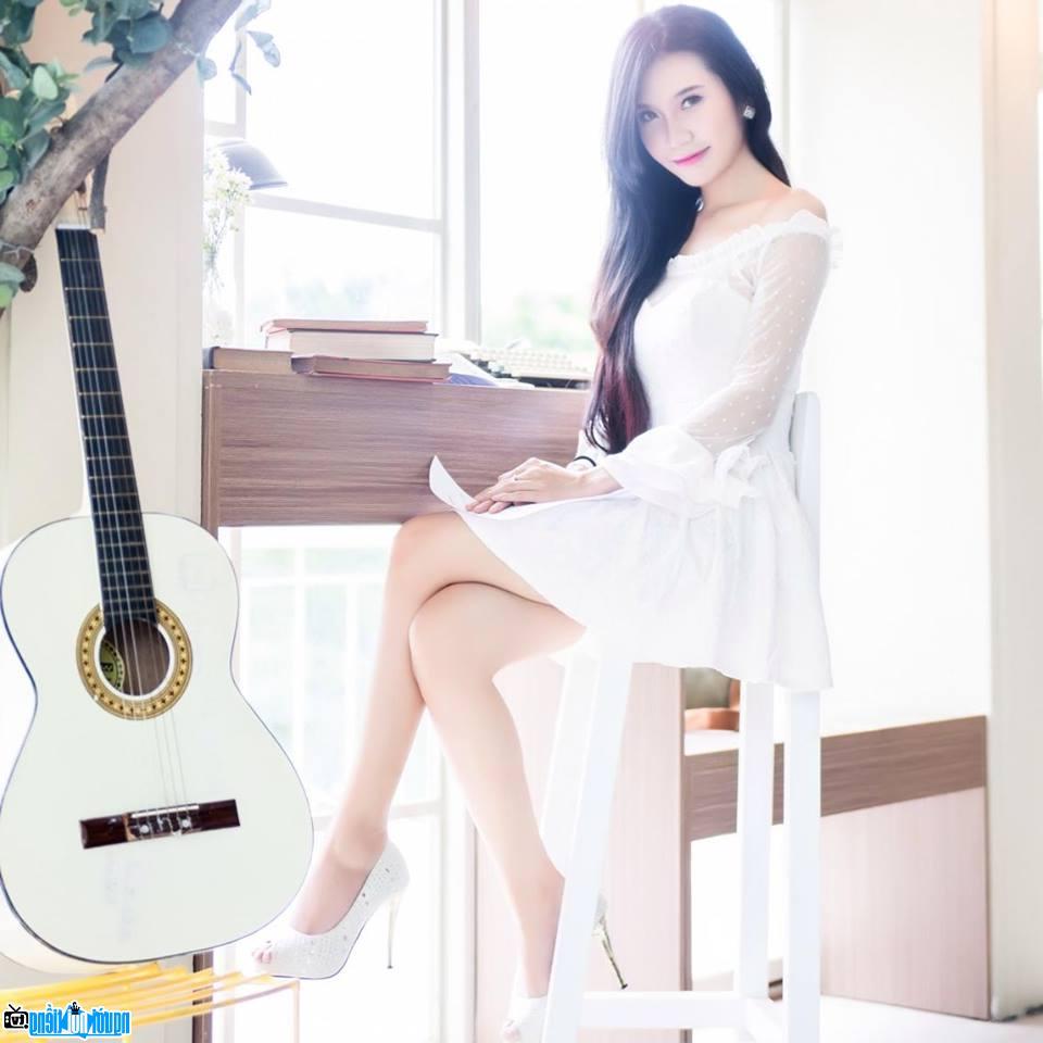 The charming musician Do Thuy Khanh on the guitar 