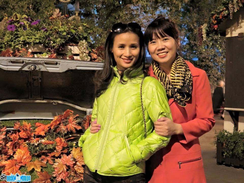 Nhà báo Lê Bình chụp hinh bên một người bạn