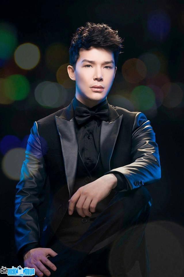 Natural model Nathan Lee attractive with black clothes