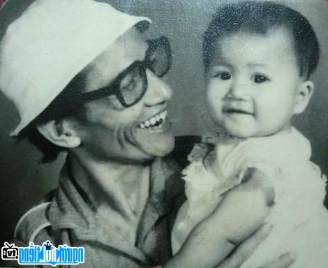  Composer Cao Viet Bach taking pictures with his daughter