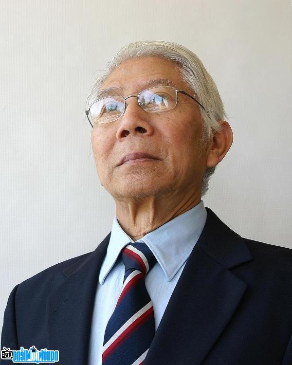 A portrait image of Writer Nguyen Xuan Hoang