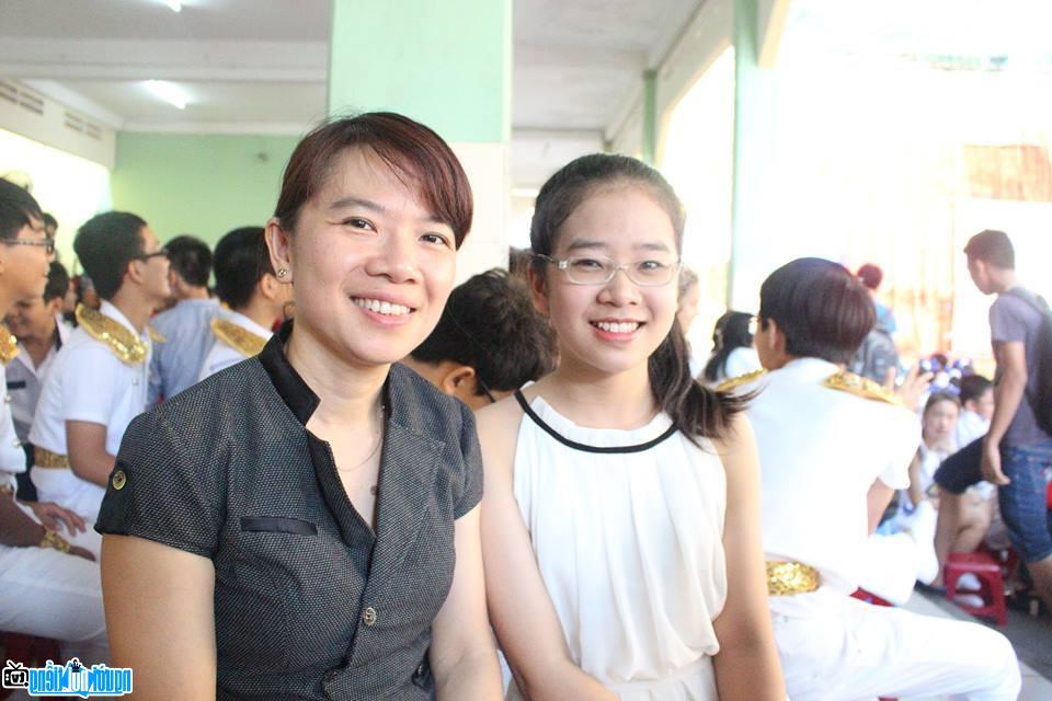 Singer Luong Thuy Mai with mother