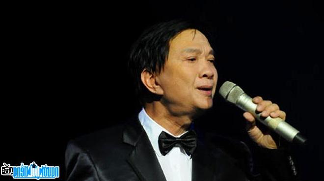 Hình ảnh ca sĩ Duy Quang trên sân khấu