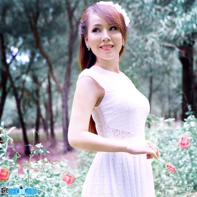  Charming singer Mai Phuong Dung's photo in a flower garden