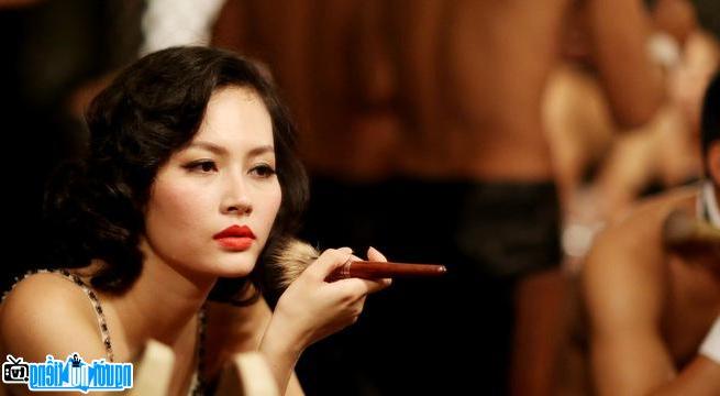  Female Actress Do Thi Hai Yen put on makeup before acting