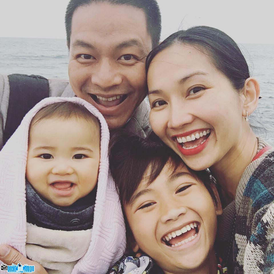 Diễn viên Kim Hiền cùng chồng và hai con