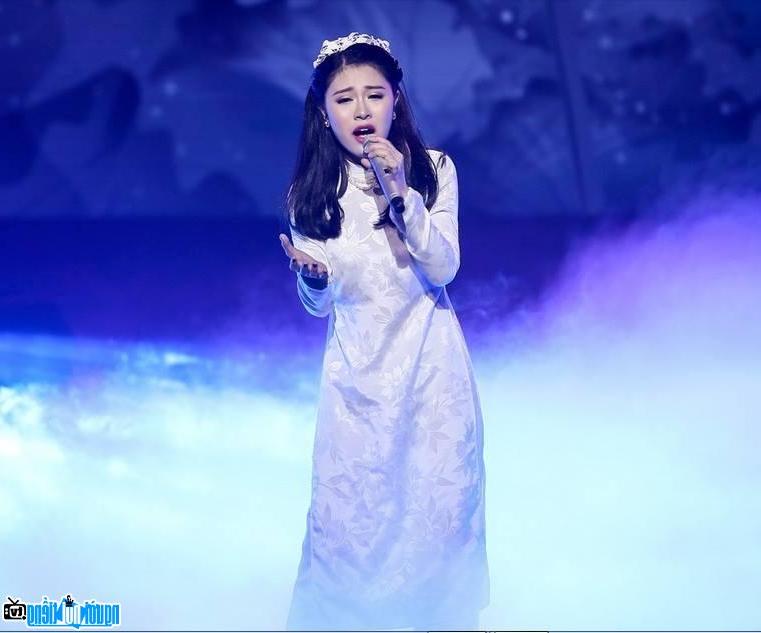 Hình ảnh ca sĩ Thu Hòa thướt tha trên sân khấu