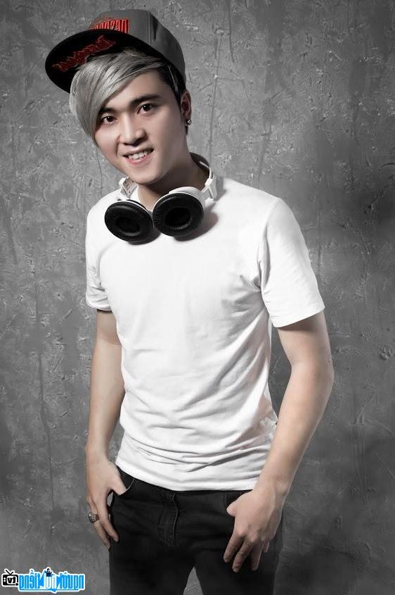  Picture of singer Trong Hieu way