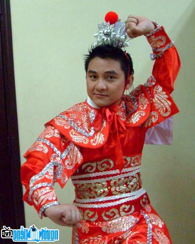 Nghệ sĩ Anh Vũ trong bộ trang phục nghệ thuật truyền thống