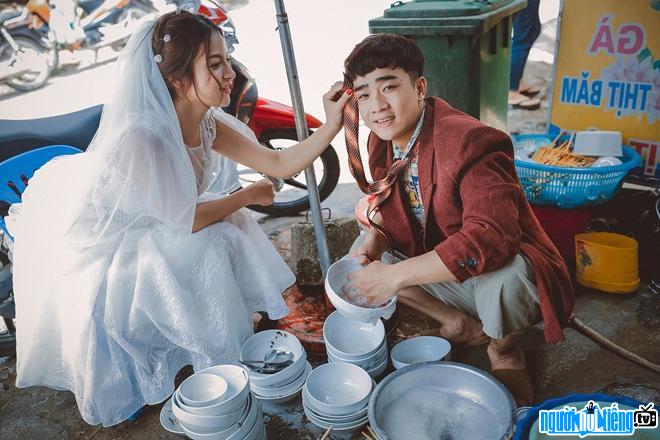 A man picture member Do Duy Nam and his wife in their unique wedding photos
