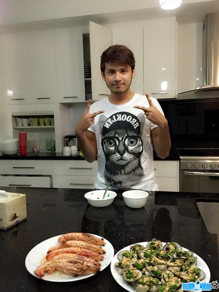 A picture of actor Anh Tai shows off his talent in the kitchen